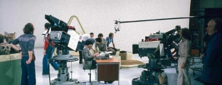 Televisiostudion kamerat ja työryhmä kuvaustilanteessa